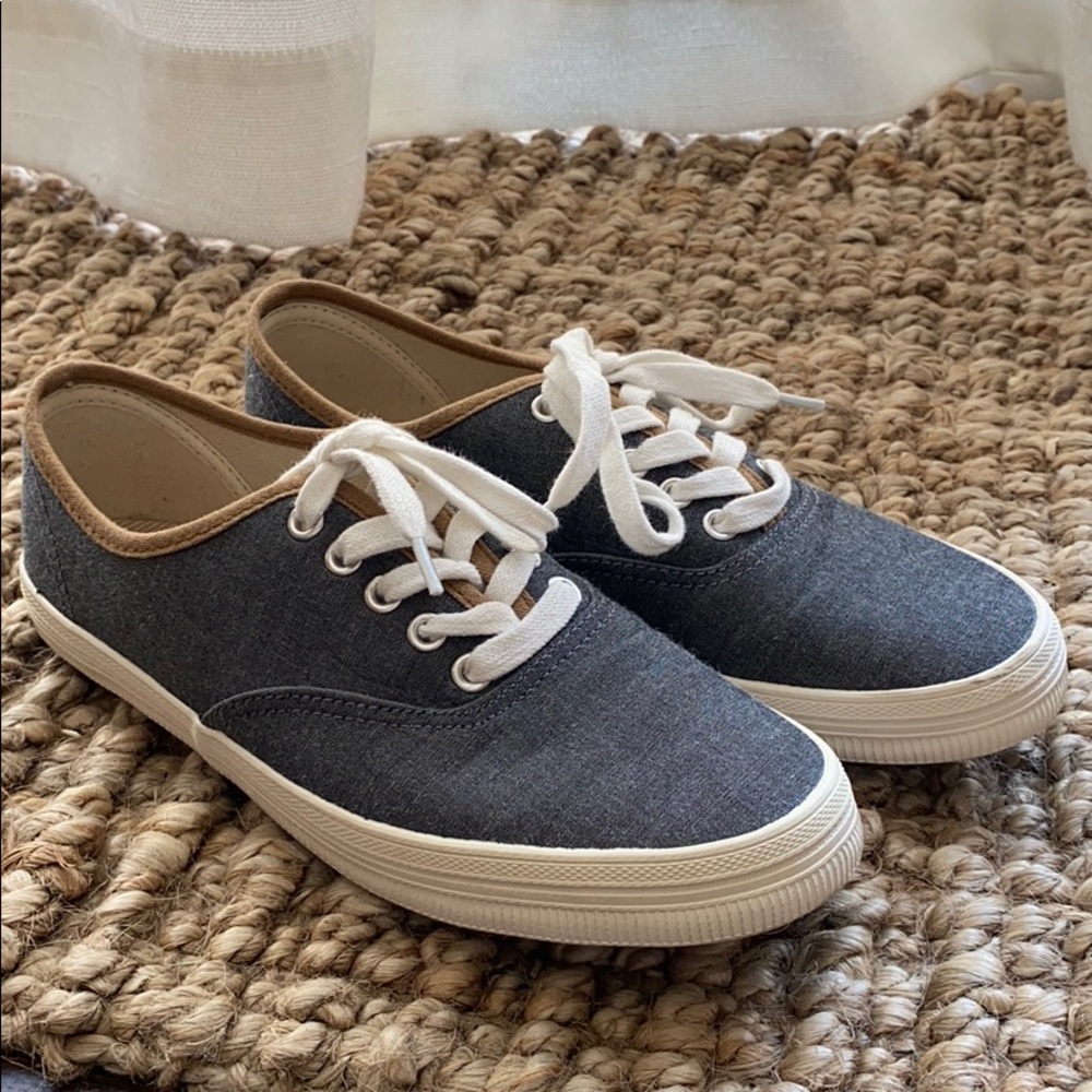 Casual sneakers